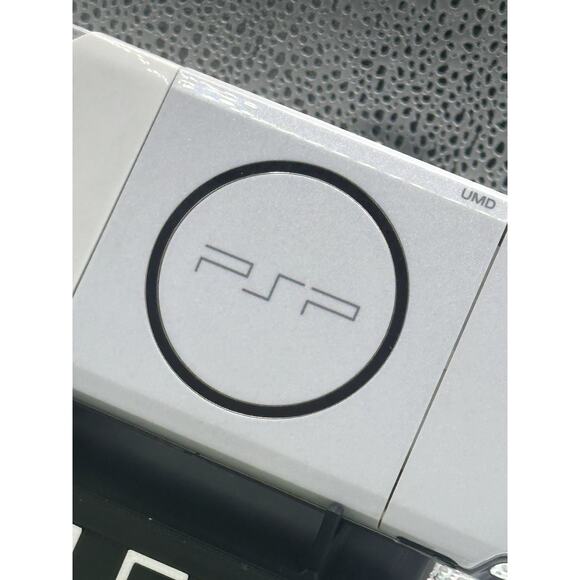 psp 3000 white w/accessories - Picture 8 of 11